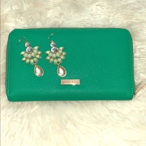 Brand new pair of women’s earrings